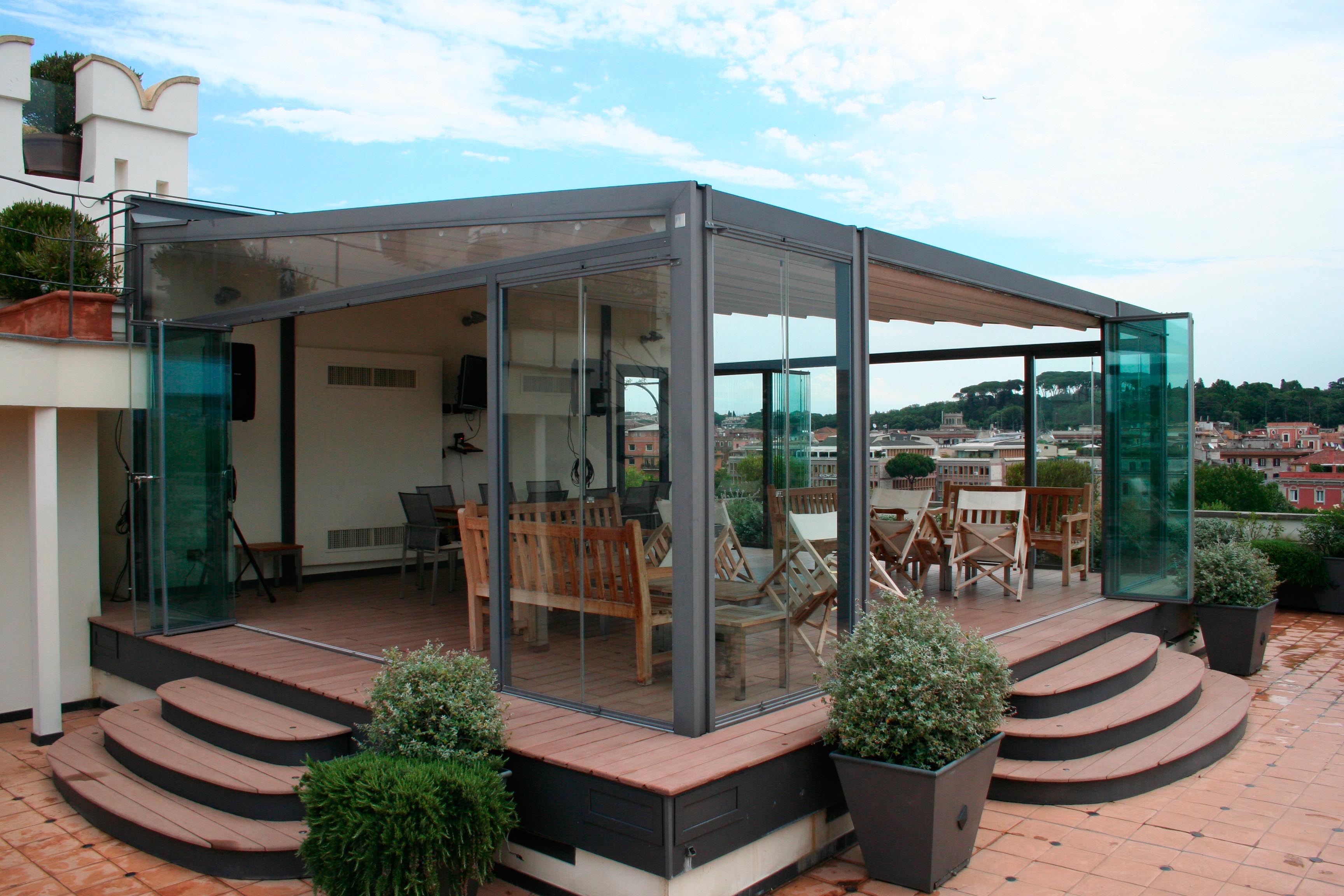 Cortina de cristal con puerta móvil en Roma