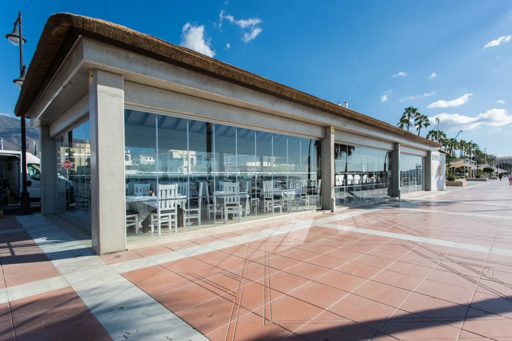 Cortinas de cristal Serie Status instaladas en terraza de restaurante - Todocristal
