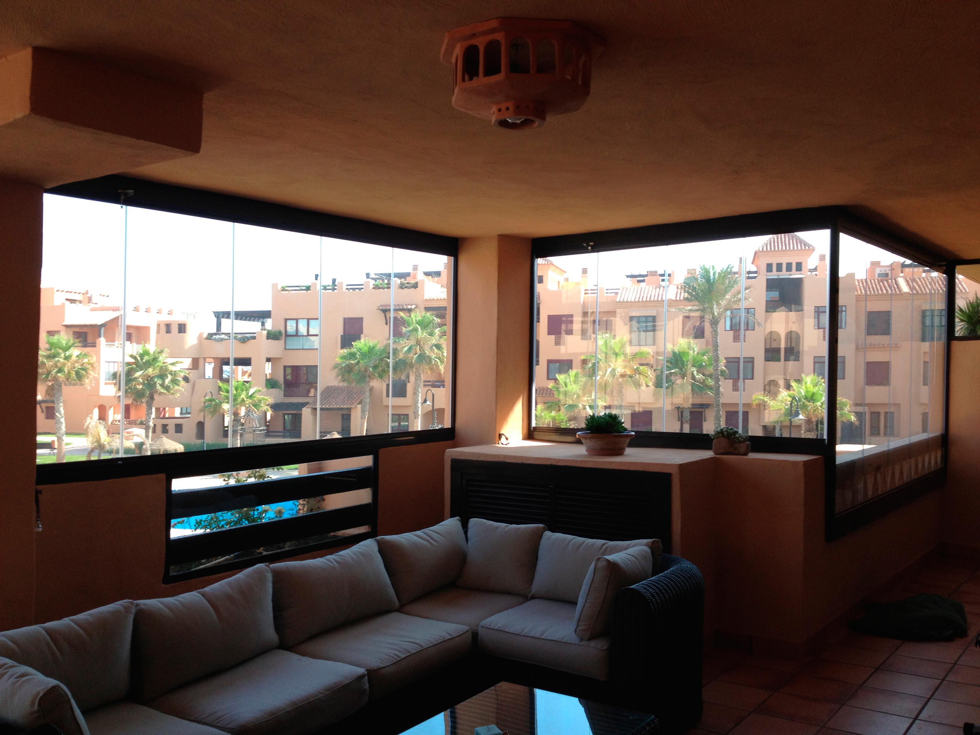 Glass enclosure of a porch and window in Almeria