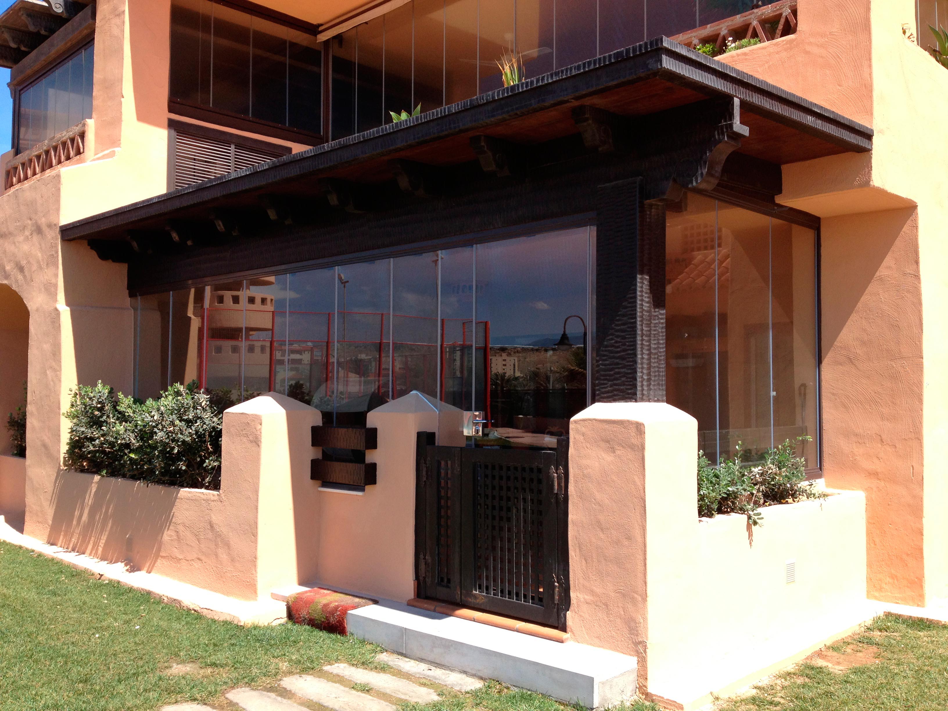 Glass enclosure of a porch and window in Almeria