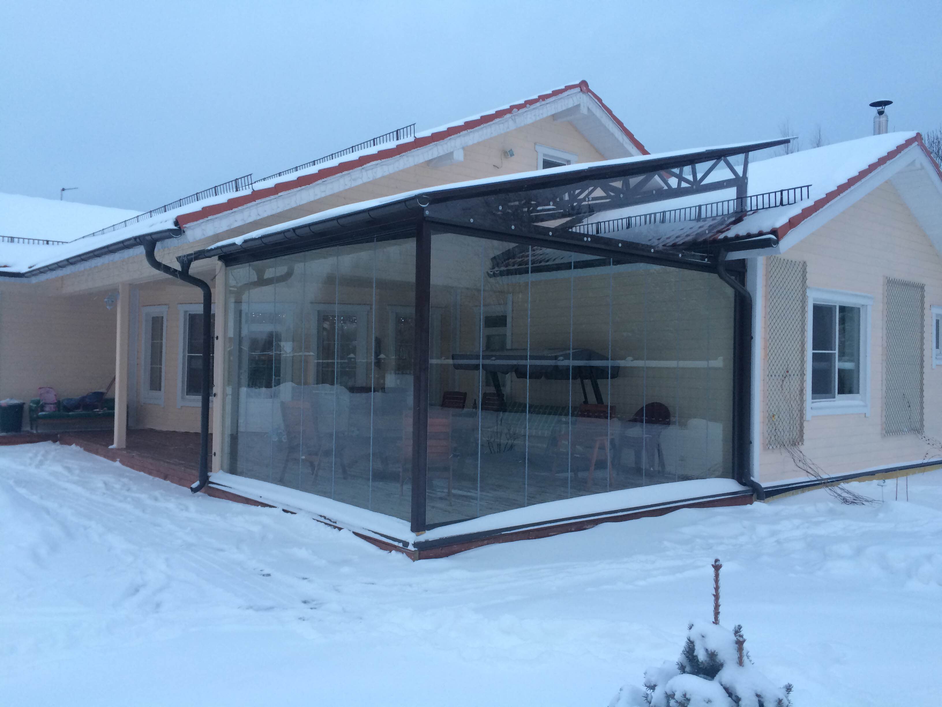 pGlass enclosure in a porch in Moscow