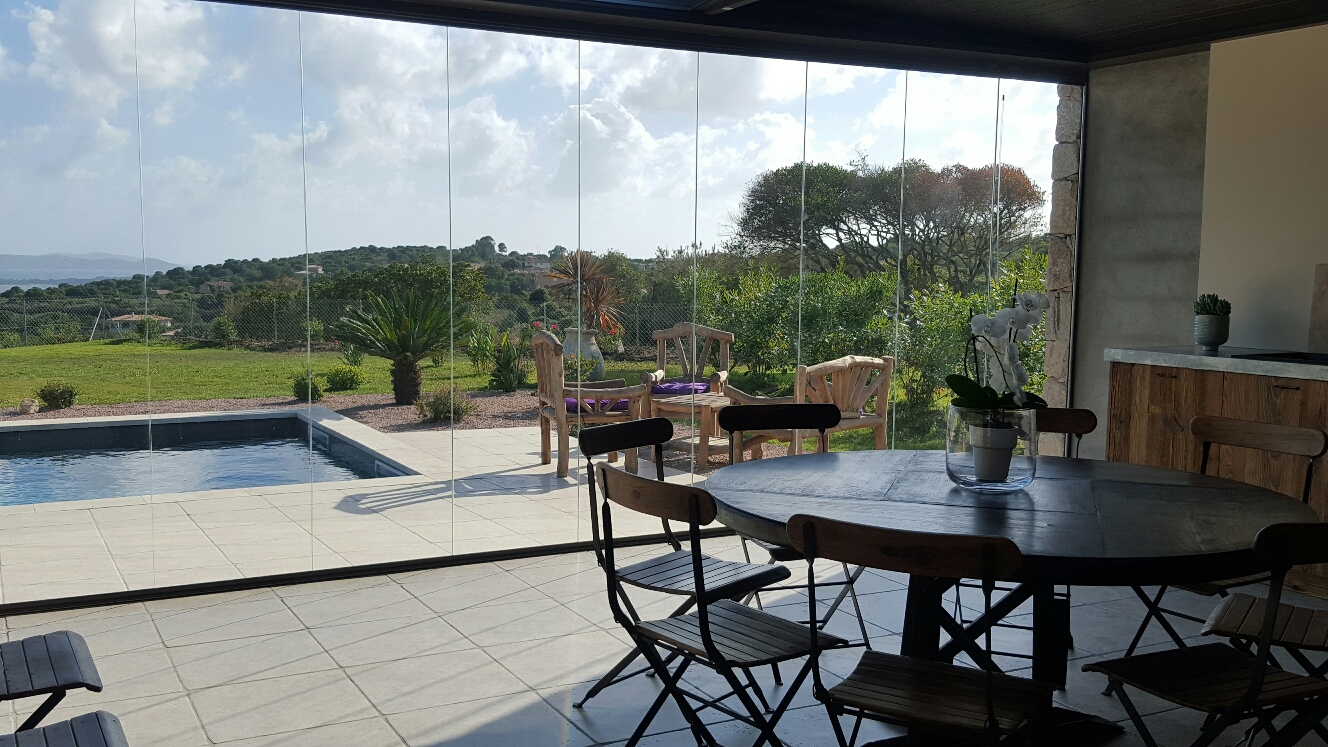 Terraza con acristalamiento de cristal en Córcega