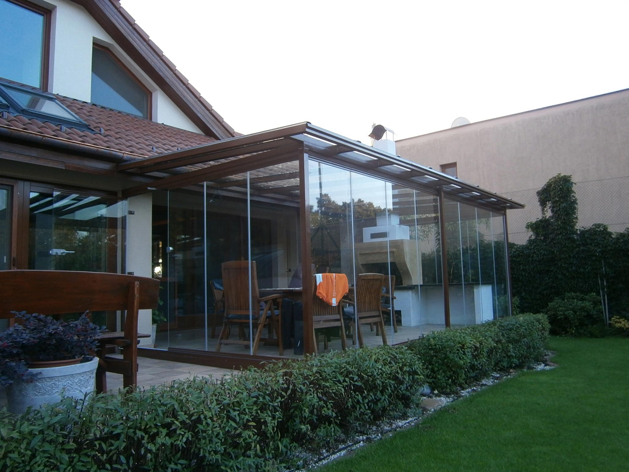 Cerramiento de cristal con pérgola en porche Eslovaquia