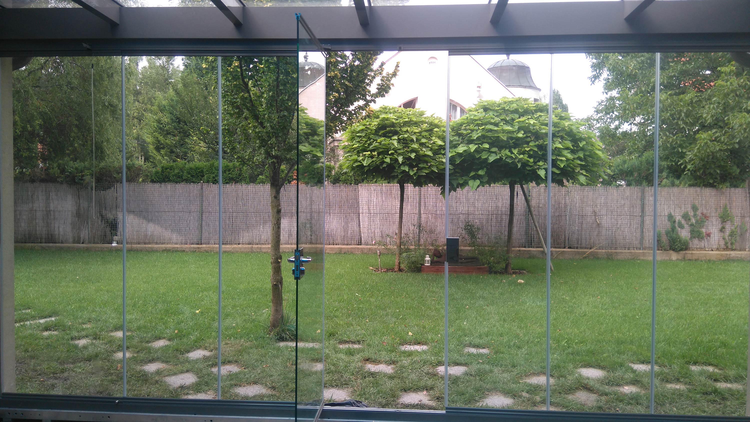 Puerta móvil en acristalamiento en porche de Hungría